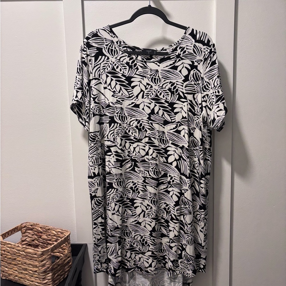 Tahari Black and White Leaf-Print Tunic Dress